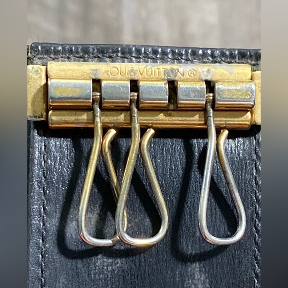 LOUIS VUITTON Epi Black Leather Key Holder - Picture 6 of 7